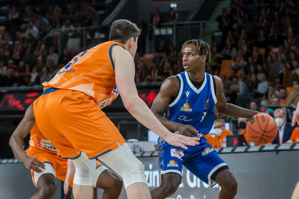 中占据上风 中占据上风