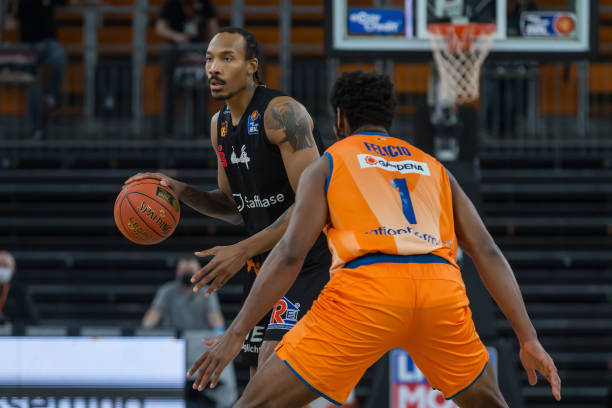 由于伤病缘 由于伤病缘